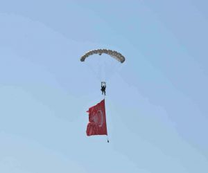 Jandarma ve TSK’dan nefes kesen paraşüt gösterisi