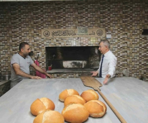 Vali Doruk, fırında ekmek pişirdi