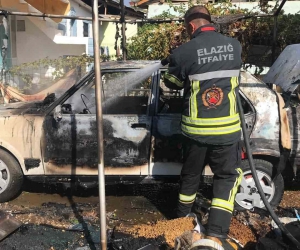 Elazığ’da depoyla birlikte otomobil de küle döndü