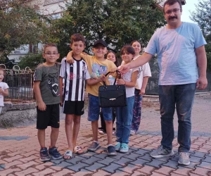 Oyun oynarken buldukları para ve döviz dolu çantayı sahibine ulaştırdılar