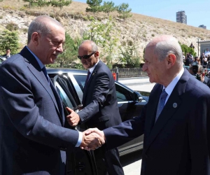Cumhurbaşkanı Recep Tayyip Erdoğan, MHP Genel Başkanı Devlet Bahçeli’yi konutunda ziyaret ediyor.