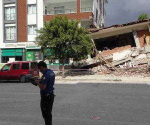 Malatya’da ağır hasarlı bina yıkım sırasında sağlam binanın üzerine çöktü
