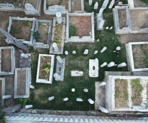 Karacaahmet Mezarlığı’ndaki ‘Hattatlar Sofası’ restore edildi