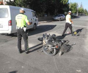 Minibüsle çarpışan motosikletin sürücüsü ağır yaralandı