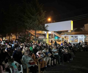 Of’ta gezen sinema tırı ile açık havada sinema keyfi