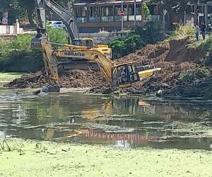 Tunca Nehri’ndeki kirliliği temizleyen iş makinaları balçıkta mahsur kaldı