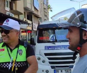 Şanslı sürücü 15 dakik önce aldığı 300 TL’lik kaskla 437 liralık cezadan kurtuldu