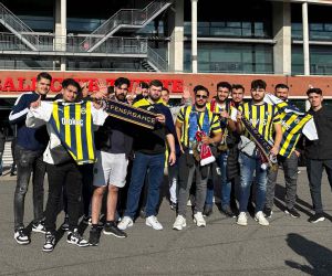 Fenerbahçe’ye stada girişte sevgi gösterisi