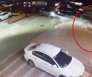 Hızla ilerleyen motosikletli böyle kaza yaptı