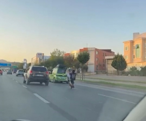 Trafikte motosikletiyle akrobasi yaptı