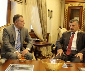 Rusya Federasyonu Trabzon Başkonsolosu Valery Tikhonov, Rize Valisi Erdoğan Bektaş’ı makamında ziyaret etti