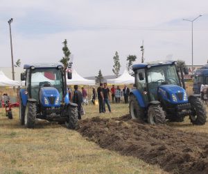 Erzurum’lu çiftçiler Tarım ve Teknoloji Road Show saha etkinliğinde bir araya geldi