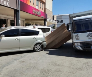 5 ton sunta 3 arabanın üzerine devrildi