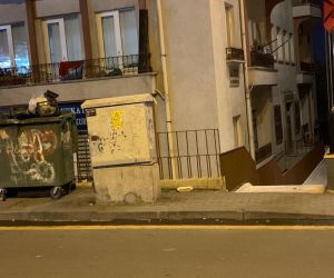 Ankara’da görme engelli şeridinin üzerinde duran çöp konteyneri geçişleri engelliyor