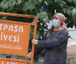 Mahallede bulunan tabelayı aracına yükleyen hurdacıya şoku yaşatan teyze: “Emanete sahip çıktım”