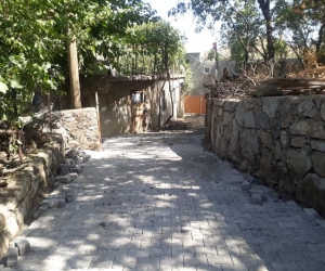 Şenoba Belediyesinden belde içine istinat duvarlarının ardından parke taşı döşeme çalışmaları