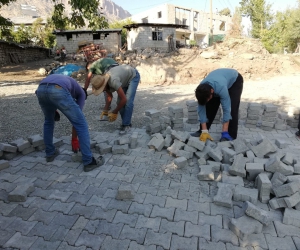 Derecik’te kilitli parke taşı döşeme çalışmaları devam ediyor