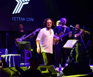 Fettah Can memleketi Bursa’da sahne aldı