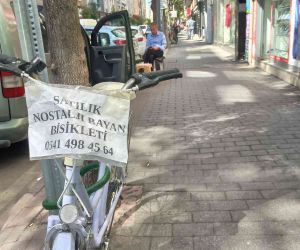 İlginç sıfatlar yazılı satılık bisikletler alıcısını bekliyor