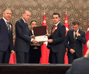 İnegöllü kaymakam Sertifikasını Cumhurbaşkanı Erdoğan’ın elinden aldı