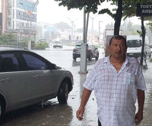 Kocaeli’de sağanak yağmur hayatı olumsuz etkiledi, caddeler sular altında kaldı