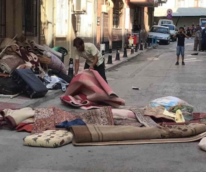 Arkadaşlarına kızıp eşyaları sokağa attı, mahalleli yanlış anladı