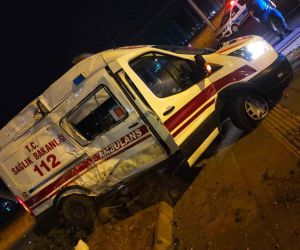 Diyarbakır’da ambulans ile belediye otobüsü çarpıştı: 3 yaralı