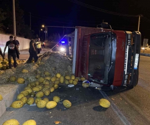Virajı alamayan kavun yüklü kamyon devrildi, trafikte uzun araç kuyruğu oluştu