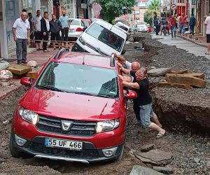 Samsun’da sel afeti: Cadde yarıldı, araçlar yolun içinde mahsur kaldı