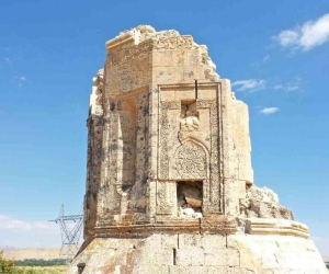 600 yıllık Kara Yusuf Bey Kümbeti onarılmayı bekliyor