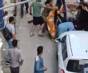 İstanbul’da satırlı ve sopalı meydan kavgası kamerada: Kadını yerde sürükleyip dövdüler