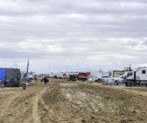 ABD’de şiddetli yağış festival alanını bataklığa çevirdi