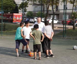 Sincan Belediye Başkanı Ercan çocuklarla top oynadı