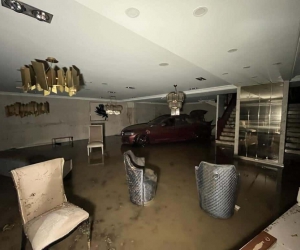 Başakşehir Mobilyacılar Sitesi’nde sağanak yağış sonrası selde sürüklenen araçlar dükkanlara girdi