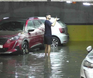 Sultangazi’de otoparkı su bastı: Araçlar kullanılmaz hale geldi