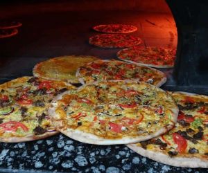 Süryani köyü açılan pizza dükkanı ile lezzet durağı haline geldi