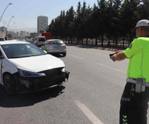 Otomobilin bariyerlere çarptığı kazada ortalık savaş alanına döndü