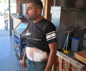 Yoldan geçen kadına laf atanlara tepki gösterince karnından bıçaklandı