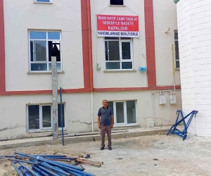 Görev yaptığı camileri yeniliyor