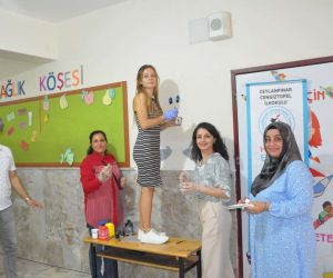 Suriye sınırındaki öğretmenlerin mesaisi okulu boyamakla başladı