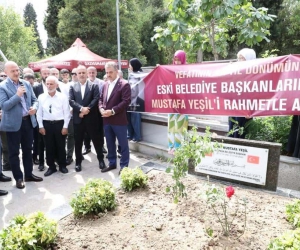 Gaziosmanpaşa’nın eski Belediye Başkanı Mustafa Yeşil mezarı başında dualarla anıldı