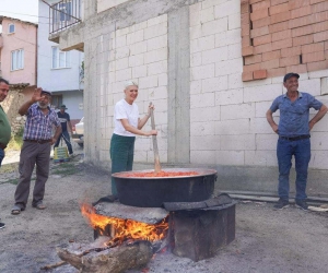 Belediye Başkan V. Melek Mızrak Subaşı, salça kazanının başına geçti
