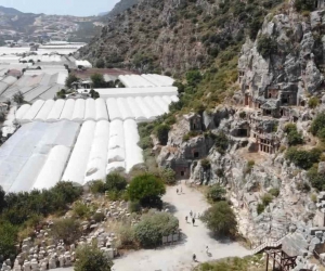 Geçmişi binlerce yıla dayanan Myra Antik Kentinde kazılar tapulu arazilere takıldı