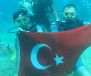 Dalgıçlık eğitimi alan Muğlalı çift denizin 40 metre derinliğinde Türk bayrağı açtı