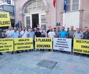 İzmir’de ‘S Plaka’ araç sahipleri Büyükşehir önünde eylem yaptı