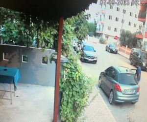 Sigara dumanı çıksın diye arabasının camını 3 santim açık bırakan gence ’bukalemun’ hırsız şoku