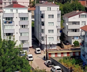 Balkondan düşen genç adam kurtarılamadı