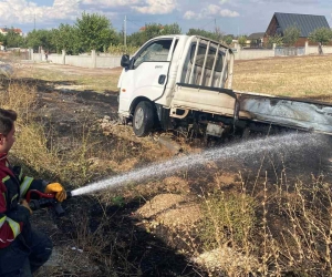 Elektrik direğine çarpan araç alev alev yandı