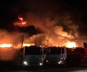 Manisa’da geri dönüşüm depolama alanına yangın çıktı. Olay yerine çok sayıda itfaiye ekibi sevk edilirken yangına müdahale sürüyor.