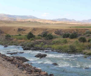 Ayağının kayması sonucu kayalıktan Murat Nehri’ne düşen şahıs boğuldu